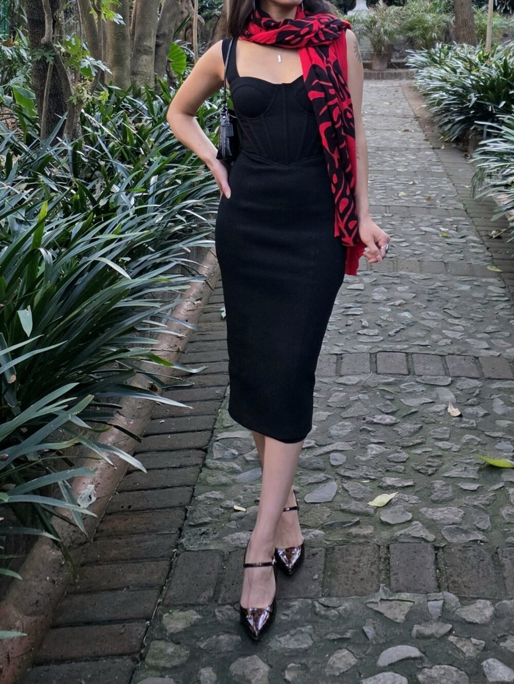 Elegant Form Fitting Black Midi Dress XS